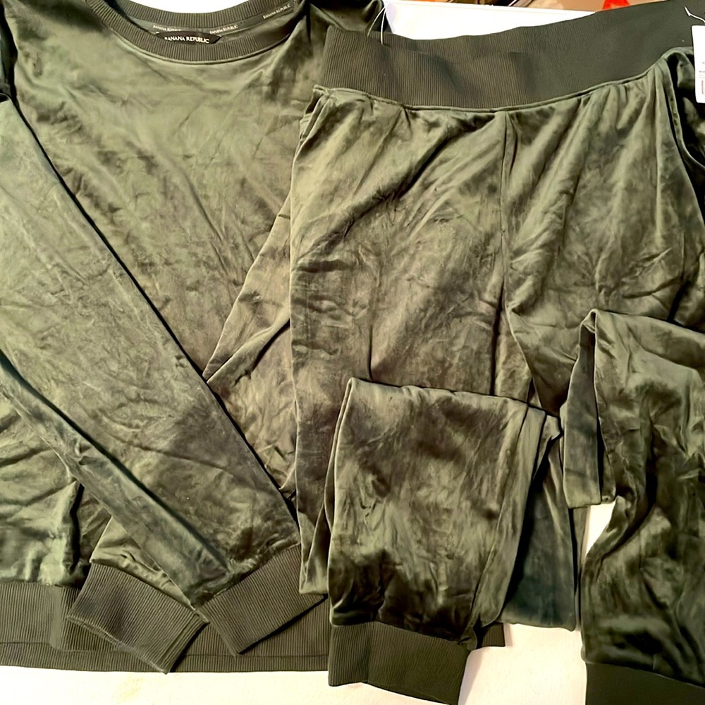 This is a Size small Banana Republic sweat set.